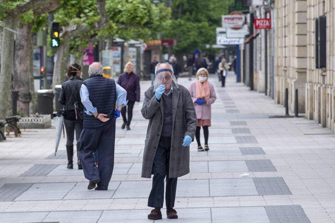 El día lluvioso ha retenido a más gente en la que ha sido la última jornada de la fase cero. Cantabria se prepara ya para entrar en un nuevo nivel de la 'desescalada' con mas comercio abiertos, algunos bares y menos restricciones de movimientos