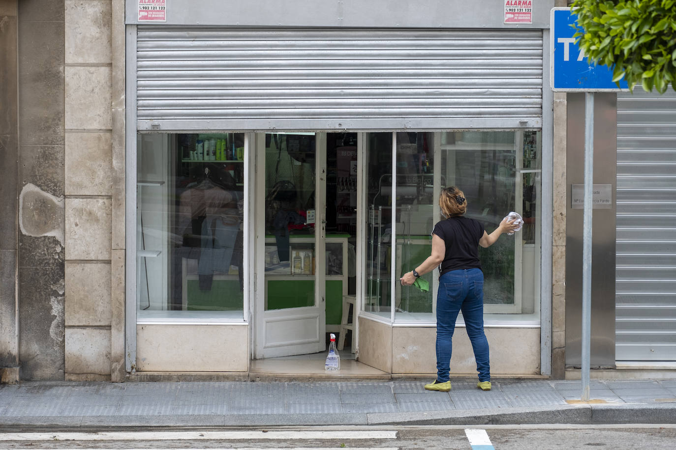 El día lluvioso ha retenido a más gente en la que ha sido la última jornada de la fase cero. Cantabria se prepara ya para entrar en un nuevo nivel de la 'desescalada' con mas comercio abiertos, algunos bares y menos restricciones de movimientos