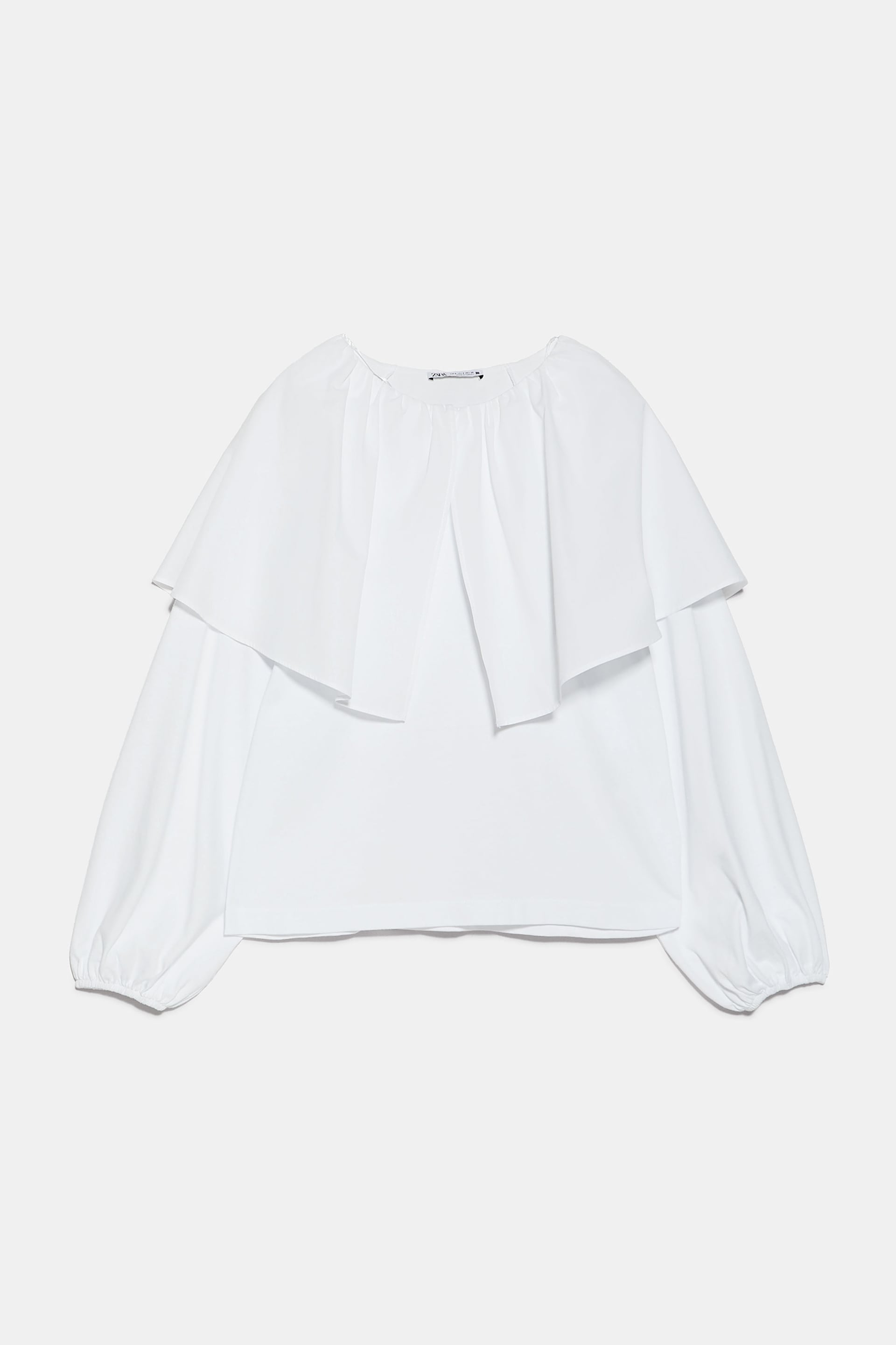 Blusa con cuello babero, de Zara (17,95 euros). 