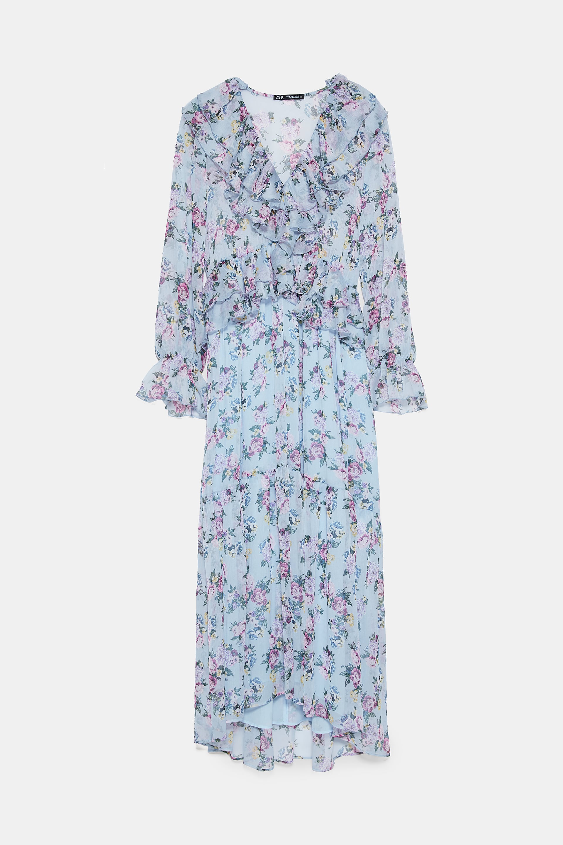 Vestido ligero con flores y volantes, de Zara (49,95 euros). 