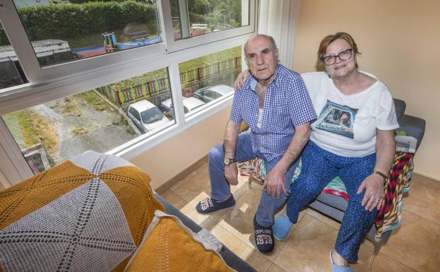 El matrimonio Rosi Seco y Jesús Ruiz, junto a la ventana de su vivienda. roberto ruiz