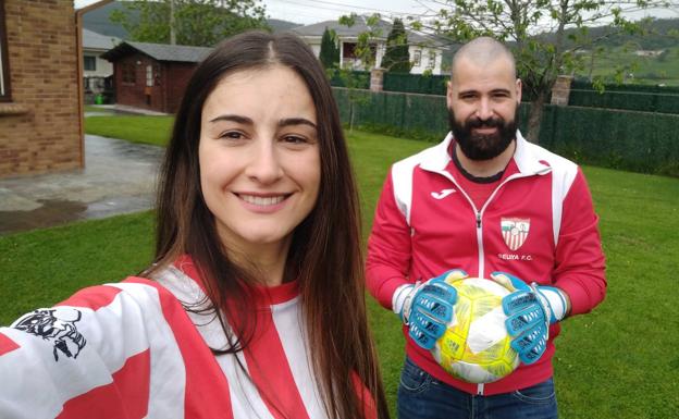 Sofía hace la foto junto a su novio, Marcelo Mateo, con el que tendrá que aplazar el 'sí quiero' hasta que pase la crisis sanitaria. 