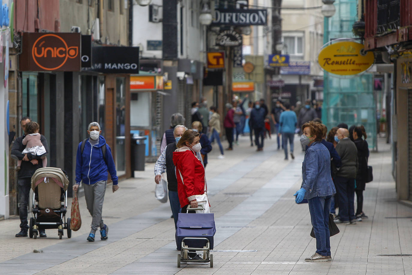 El comercio de Torrelavega ha iniciado este lunes la fase 1 de la desescalada retomando la actividad «con ilusión, buen ambiente y una actitud muy profesional», en especial en las calles peatonales del centro