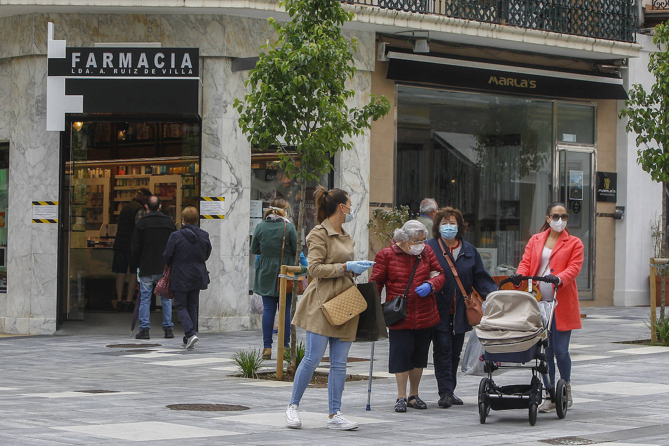 El comercio de Torrelavega ha iniciado este lunes la fase 1 de la desescalada retomando la actividad «con ilusión, buen ambiente y una actitud muy profesional», en especial en las calles peatonales del centro