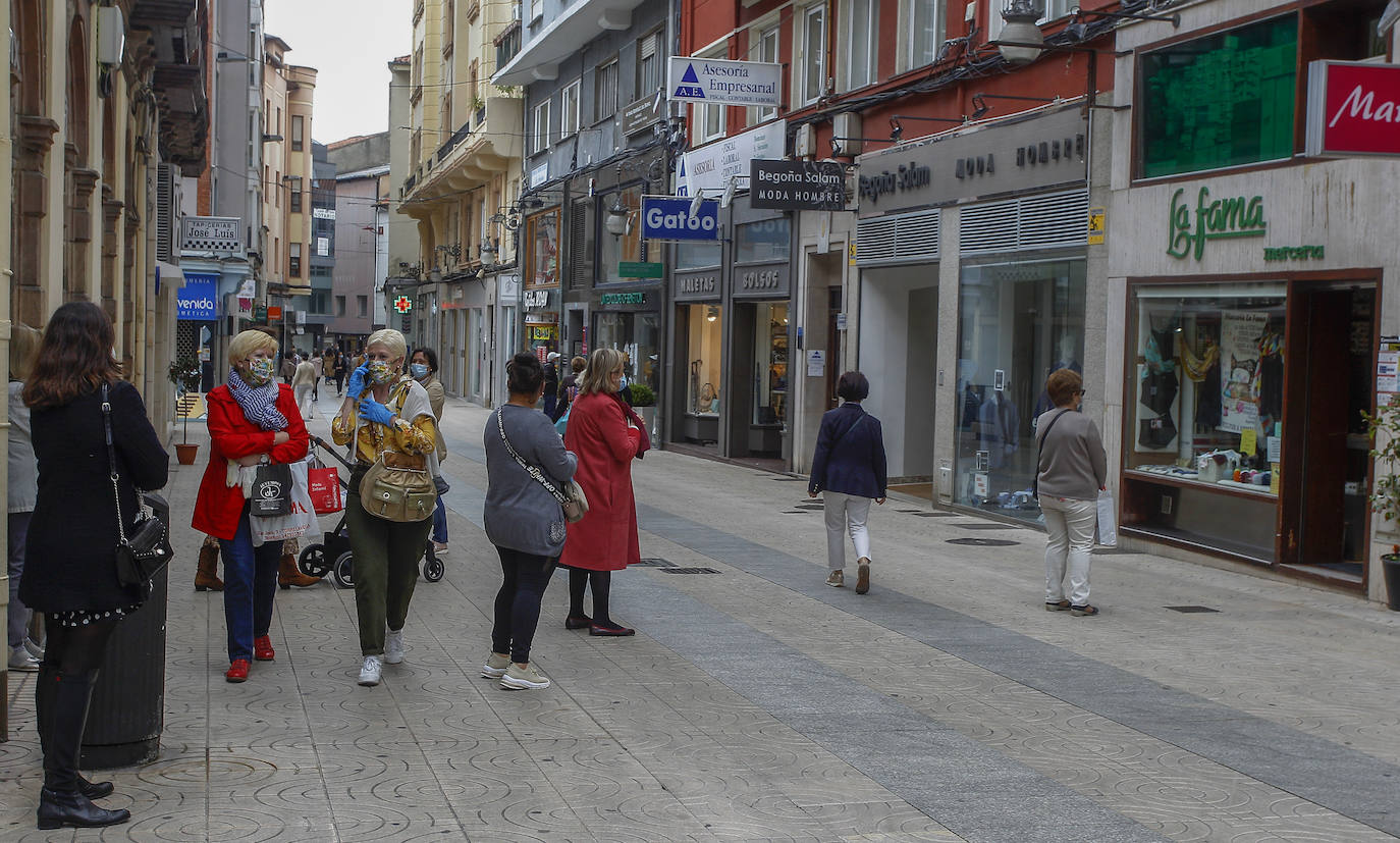 El comercio de Torrelavega ha iniciado este lunes la fase 1 de la desescalada retomando la actividad «con ilusión, buen ambiente y una actitud muy profesional», en especial en las calles peatonales del centro