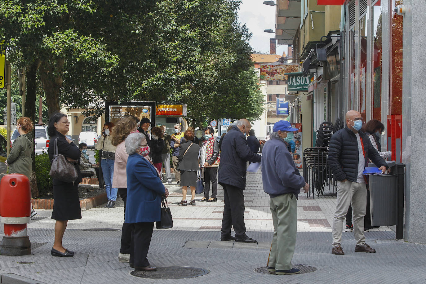 El comercio de Torrelavega ha iniciado este lunes la fase 1 de la desescalada retomando la actividad «con ilusión, buen ambiente y una actitud muy profesional», en especial en las calles peatonales del centro