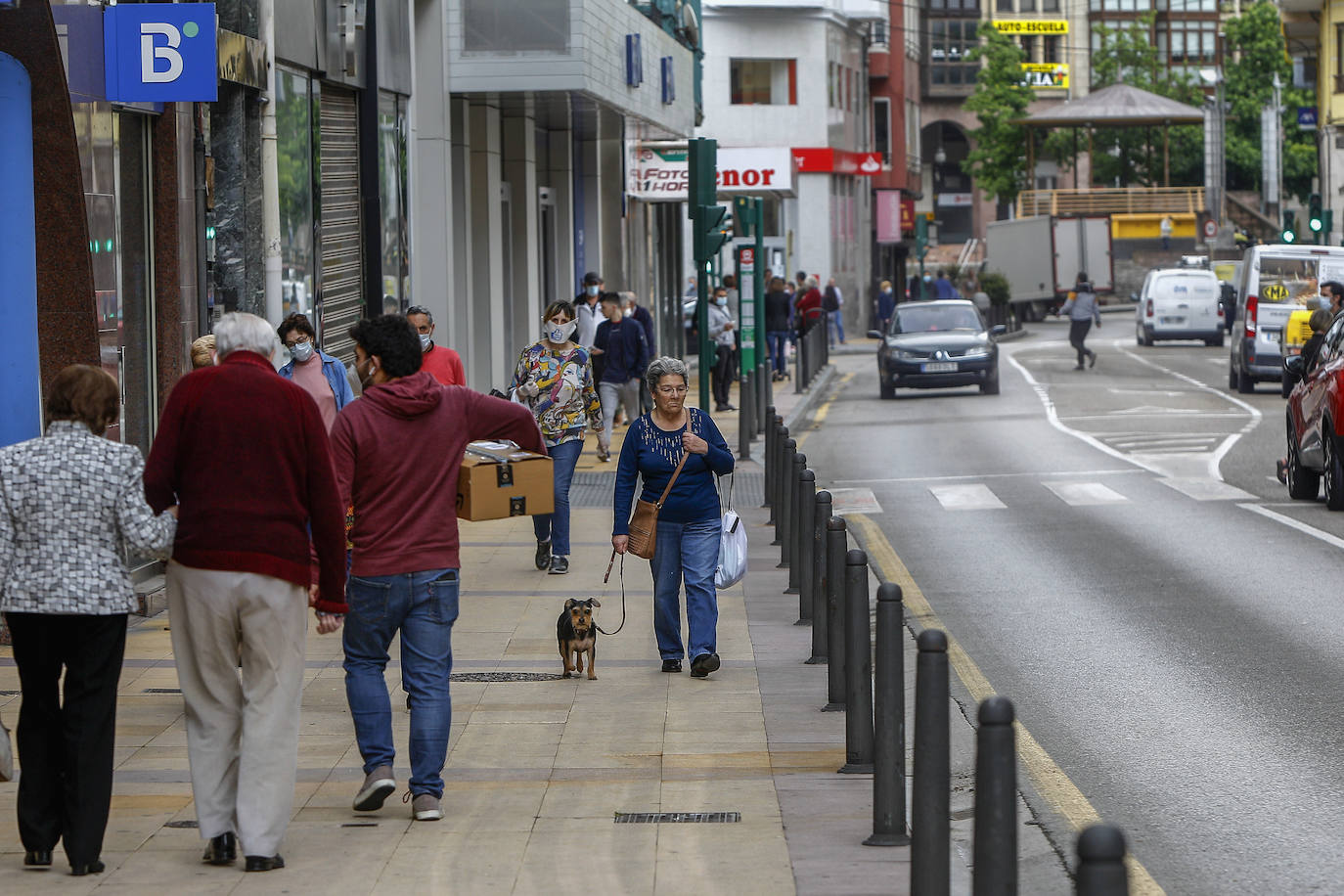 El comercio de Torrelavega ha iniciado este lunes la fase 1 de la desescalada retomando la actividad «con ilusión, buen ambiente y una actitud muy profesional», en especial en las calles peatonales del centro