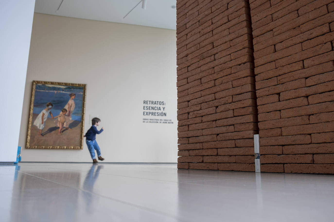 El espacio ha abierto sus puertas al público, con las mismas exposiciones que han permanecido confinadas en sus salas desde hace dos meses y las medidas necesarias para que el visitante viva su reencuentro con el arte tranquilo y sin miedo.