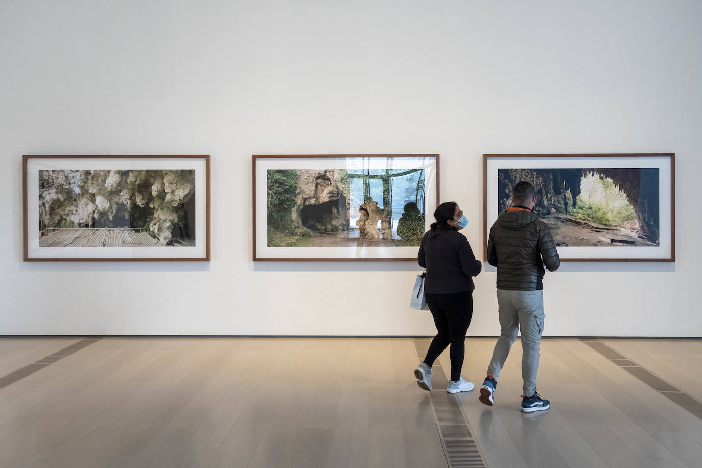 El espacio ha abierto sus puertas al público, con las mismas exposiciones que han permanecido confinadas en sus salas desde hace dos meses y las medidas necesarias para que el visitante viva su reencuentro con el arte tranquilo y sin miedo.