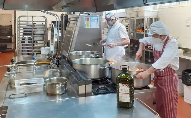 Imagen de la cocina de Ampros, donde se elaboran menús para más de 400 estudiantes de Santander.