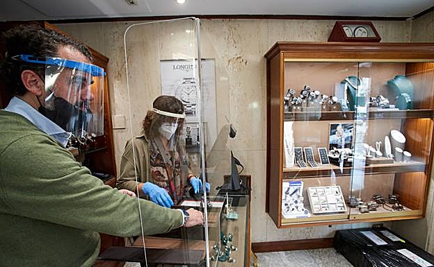 Ricardo Ezcurdia y Loli Hoz, tras la mampara.