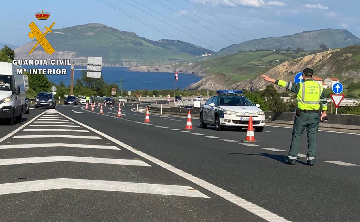 La Guardia Civil detiene a un conductor con dos órdenes de ingreso en prisión en vigor