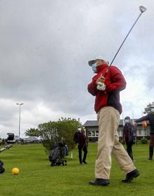 Imagen secundaria 2 - Los golfistas mantuvieron la distancia de seguridad, usaron los materiales y productos necesarios para evitar el contagio y disfrutaron de juego