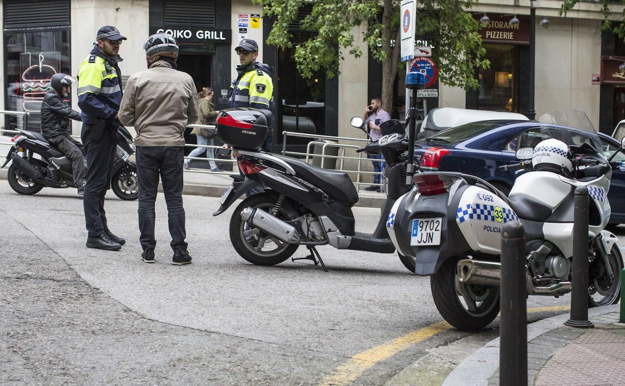 La Policía Local sanciona a tres terrazas de Santander por saltarse las normas del estado de alarma