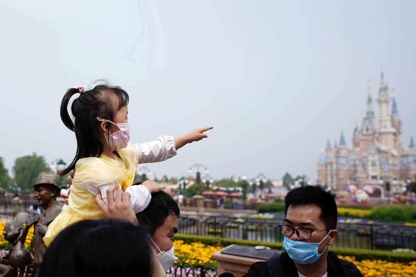 Disneyland Shanghái se ha convertido en el primer parque temático del mundo en retomar su actividad después del parón provocado por la crisis del coronavirus. La reapertura marcará las pautas en el resto de sus instalaciones en Estados Unidos, Francia y Asia, y se ha llevado a cabo con medidas de seguridad para evitar las aglomeraciones y contagios: aforo al 30% de su totalidad, bandas amarillas en los accesos para mantener la distancia mínima interpersonal, uso obligatorio de mascarilla y tomas de temperatura para clientes y empleados.