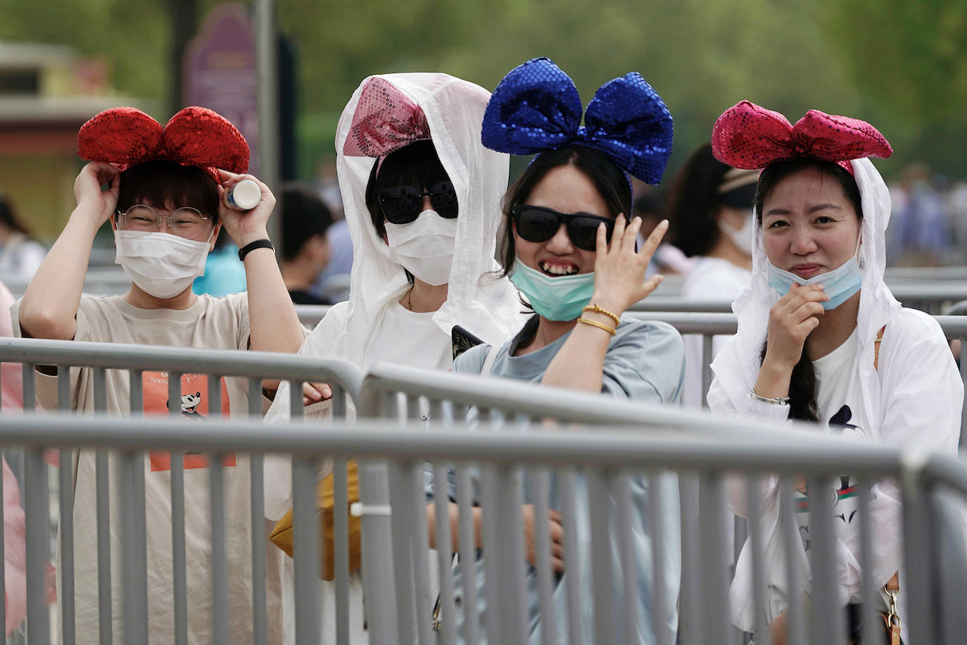 Disneyland Shanghái se ha convertido en el primer parque temático del mundo en retomar su actividad después del parón provocado por la crisis del coronavirus. La reapertura marcará las pautas en el resto de sus instalaciones en Estados Unidos, Francia y Asia, y se ha llevado a cabo con medidas de seguridad para evitar las aglomeraciones y contagios: aforo al 30% de su totalidad, bandas amarillas en los accesos para mantener la distancia mínima interpersonal, uso obligatorio de mascarilla y tomas de temperatura para clientes y empleados.