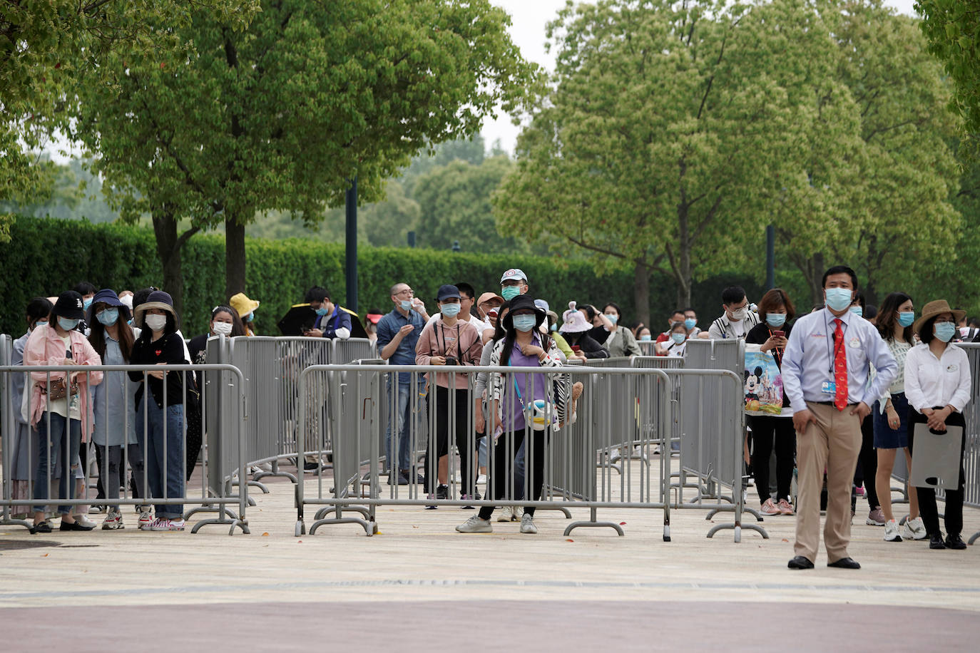 Disneyland Shanghái se ha convertido en el primer parque temático del mundo en retomar su actividad después del parón provocado por la crisis del coronavirus. La reapertura marcará las pautas en el resto de sus instalaciones en Estados Unidos, Francia y Asia, y se ha llevado a cabo con medidas de seguridad para evitar las aglomeraciones y contagios: aforo al 30% de su totalidad, bandas amarillas en los accesos para mantener la distancia mínima interpersonal, uso obligatorio de mascarilla y tomas de temperatura para clientes y empleados.