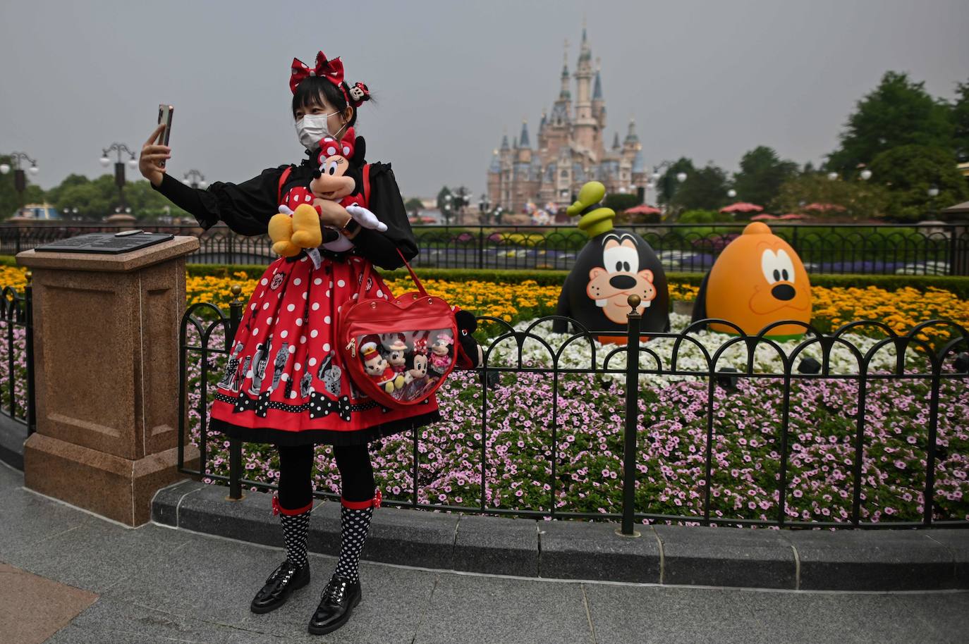 Disneyland Shanghái se ha convertido en el primer parque temático del mundo en retomar su actividad después del parón provocado por la crisis del coronavirus. La reapertura marcará las pautas en el resto de sus instalaciones en Estados Unidos, Francia y Asia, y se ha llevado a cabo con medidas de seguridad para evitar las aglomeraciones y contagios: aforo al 30% de su totalidad, bandas amarillas en los accesos para mantener la distancia mínima interpersonal, uso obligatorio de mascarilla y tomas de temperatura para clientes y empleados.