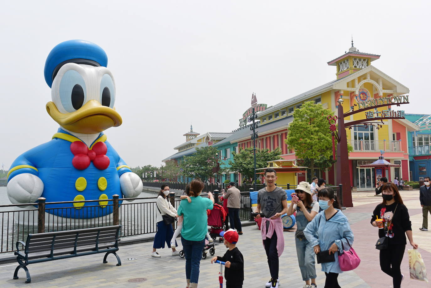 Disneyland Shanghái se ha convertido en el primer parque temático del mundo en retomar su actividad después del parón provocado por la crisis del coronavirus. La reapertura marcará las pautas en el resto de sus instalaciones en Estados Unidos, Francia y Asia, y se ha llevado a cabo con medidas de seguridad para evitar las aglomeraciones y contagios: aforo al 30% de su totalidad, bandas amarillas en los accesos para mantener la distancia mínima interpersonal, uso obligatorio de mascarilla y tomas de temperatura para clientes y empleados.