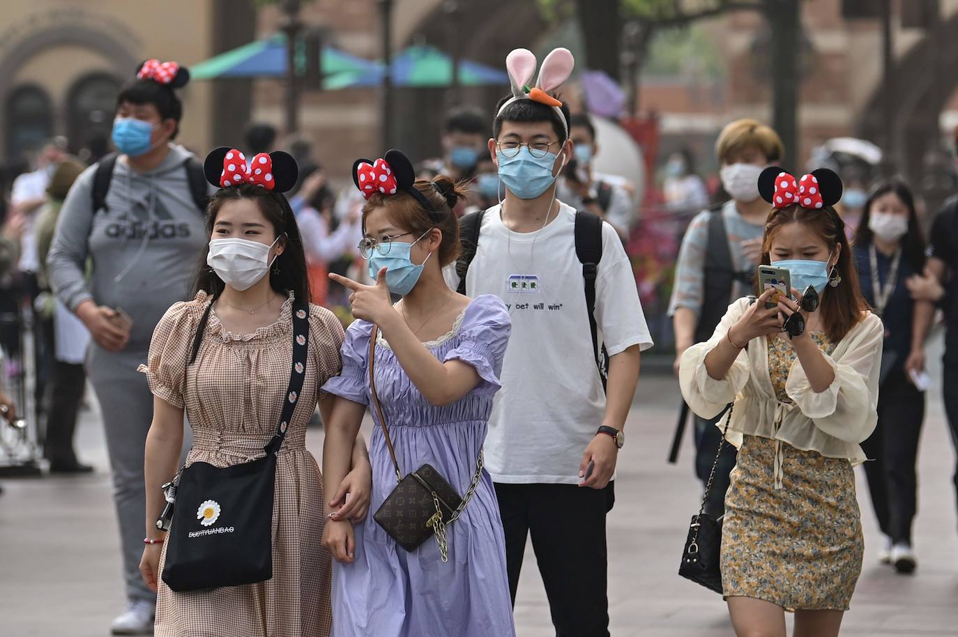 Disneyland Shanghái se ha convertido en el primer parque temático del mundo en retomar su actividad después del parón provocado por la crisis del coronavirus. La reapertura marcará las pautas en el resto de sus instalaciones en Estados Unidos, Francia y Asia, y se ha llevado a cabo con medidas de seguridad para evitar las aglomeraciones y contagios: aforo al 30% de su totalidad, bandas amarillas en los accesos para mantener la distancia mínima interpersonal, uso obligatorio de mascarilla y tomas de temperatura para clientes y empleados.