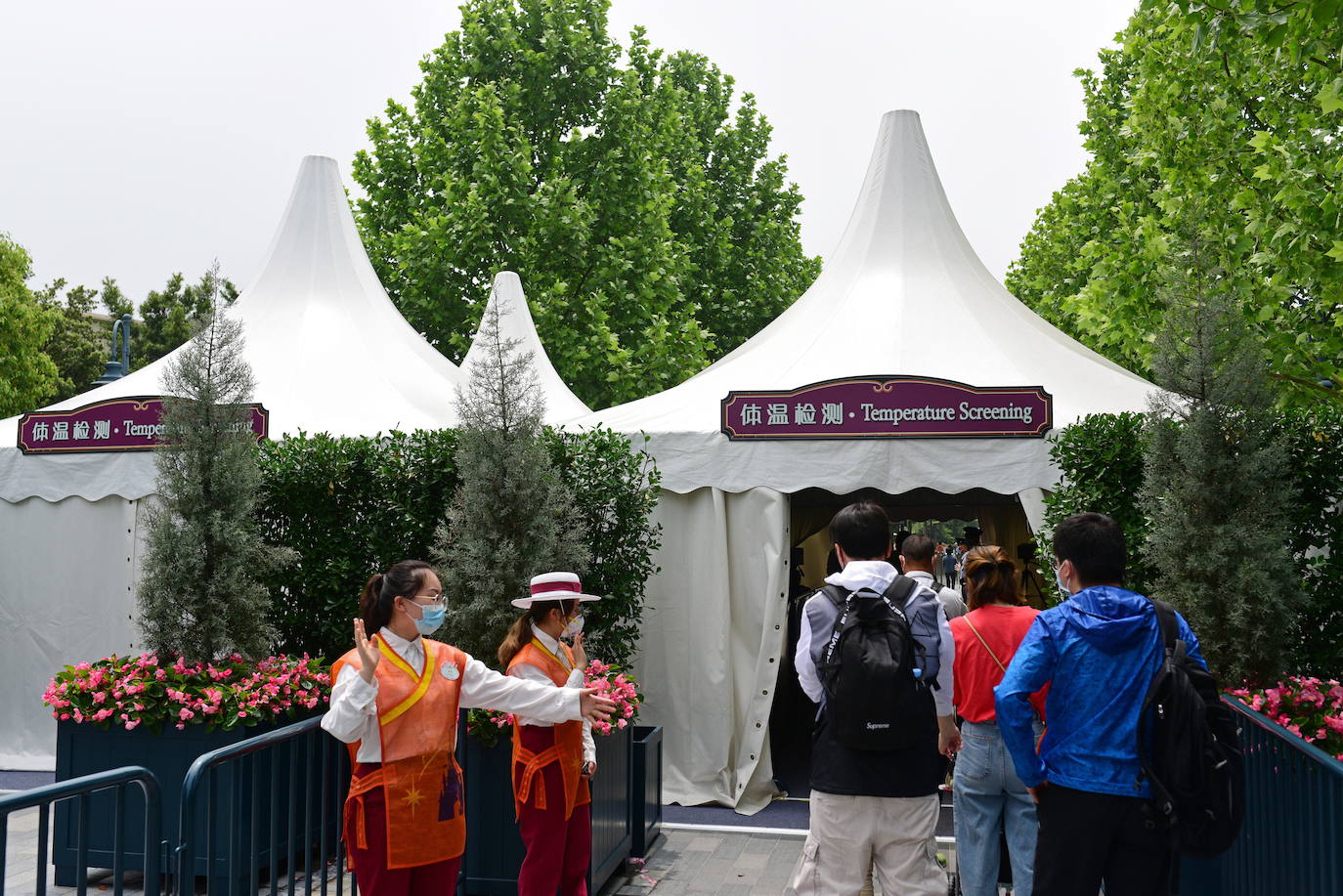 Disneyland Shanghái se ha convertido en el primer parque temático del mundo en retomar su actividad después del parón provocado por la crisis del coronavirus. La reapertura marcará las pautas en el resto de sus instalaciones en Estados Unidos, Francia y Asia, y se ha llevado a cabo con medidas de seguridad para evitar las aglomeraciones y contagios: aforo al 30% de su totalidad, bandas amarillas en los accesos para mantener la distancia mínima interpersonal, uso obligatorio de mascarilla y tomas de temperatura para clientes y empleados.