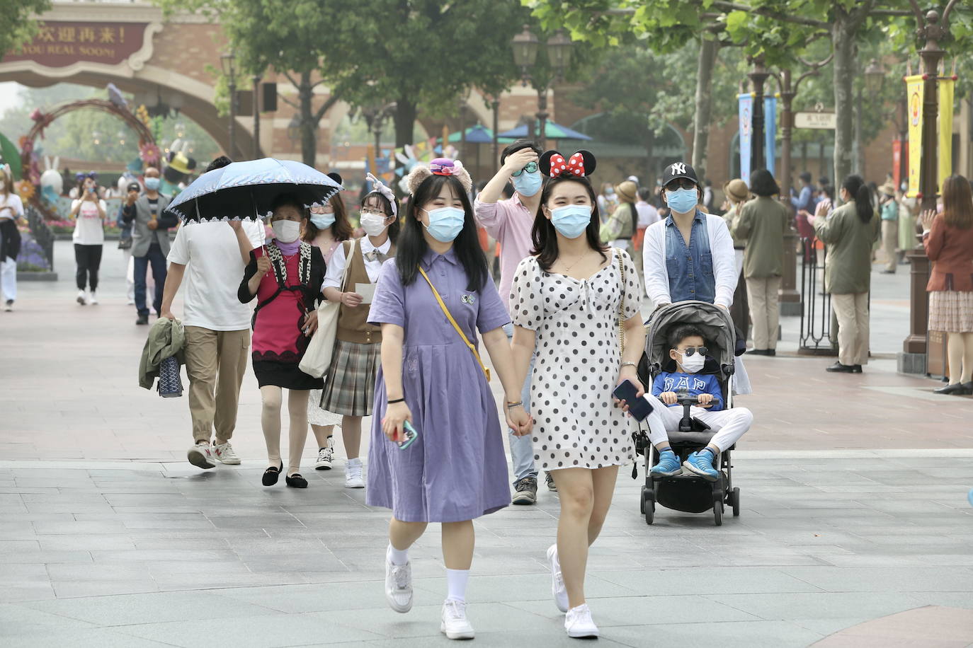 Disneyland Shanghái se ha convertido en el primer parque temático del mundo en retomar su actividad después del parón provocado por la crisis del coronavirus. La reapertura marcará las pautas en el resto de sus instalaciones en Estados Unidos, Francia y Asia, y se ha llevado a cabo con medidas de seguridad para evitar las aglomeraciones y contagios: aforo al 30% de su totalidad, bandas amarillas en los accesos para mantener la distancia mínima interpersonal, uso obligatorio de mascarilla y tomas de temperatura para clientes y empleados.