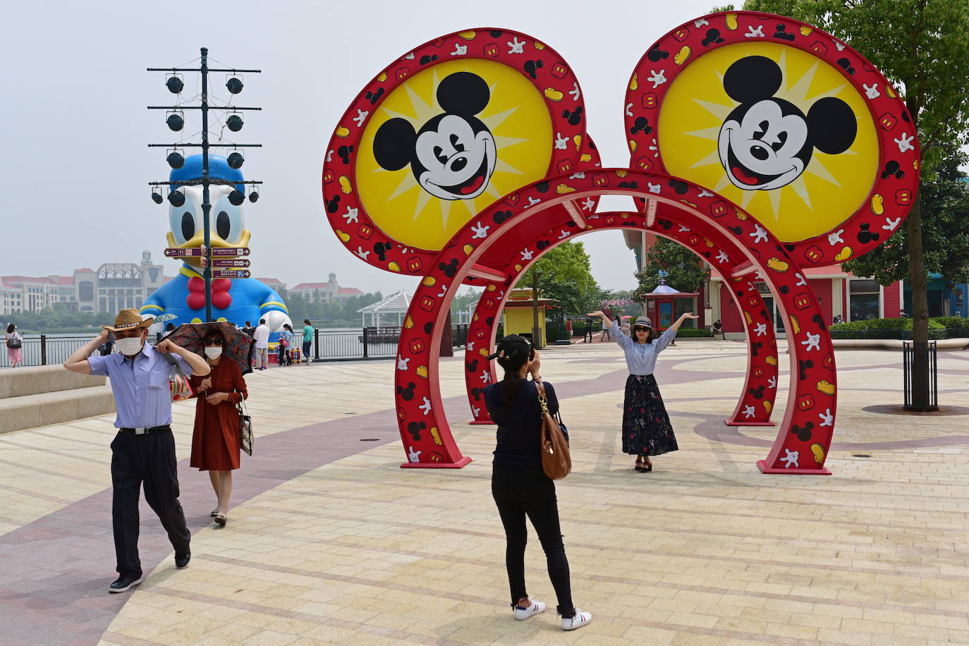 Disneyland Shanghái se ha convertido en el primer parque temático del mundo en retomar su actividad después del parón provocado por la crisis del coronavirus. La reapertura marcará las pautas en el resto de sus instalaciones en Estados Unidos, Francia y Asia, y se ha llevado a cabo con medidas de seguridad para evitar las aglomeraciones y contagios: aforo al 30% de su totalidad, bandas amarillas en los accesos para mantener la distancia mínima interpersonal, uso obligatorio de mascarilla y tomas de temperatura para clientes y empleados.