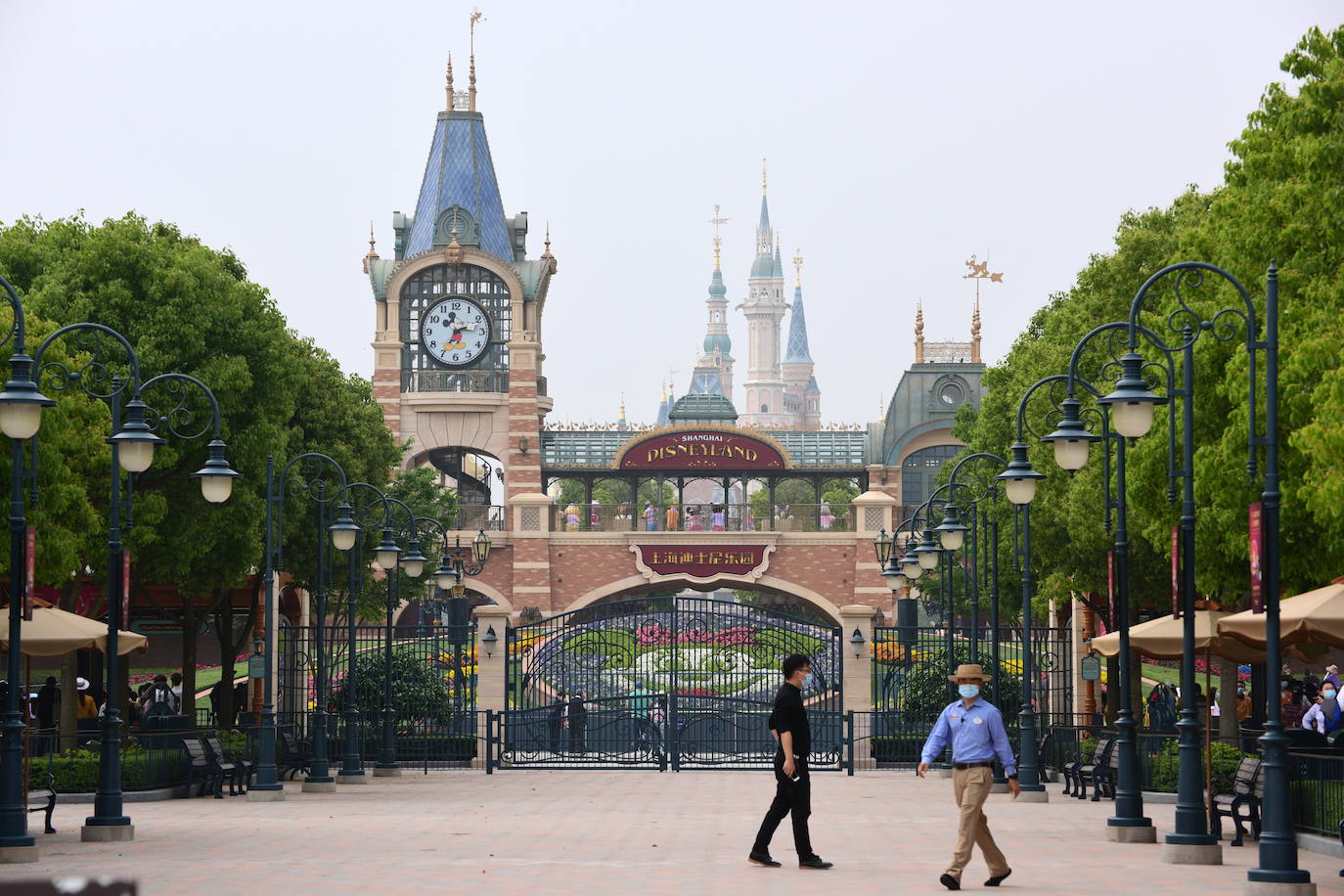 Disneyland Shanghái se ha convertido en el primer parque temático del mundo en retomar su actividad después del parón provocado por la crisis del coronavirus. La reapertura marcará las pautas en el resto de sus instalaciones en Estados Unidos, Francia y Asia, y se ha llevado a cabo con medidas de seguridad para evitar las aglomeraciones y contagios: aforo al 30% de su totalidad, bandas amarillas en los accesos para mantener la distancia mínima interpersonal, uso obligatorio de mascarilla y tomas de temperatura para clientes y empleados.