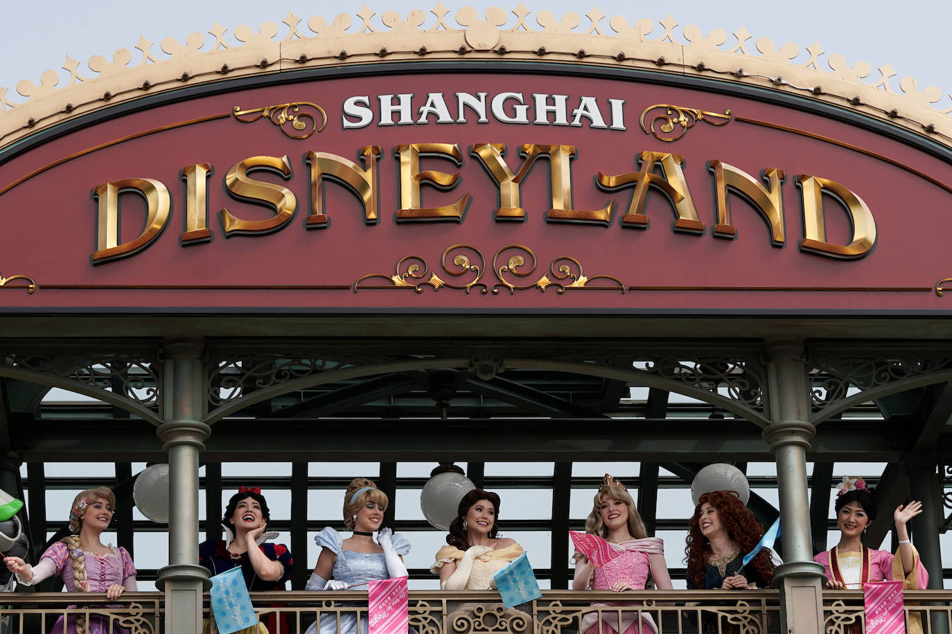 Disneyland Shanghái se ha convertido en el primer parque temático del mundo en retomar su actividad después del parón provocado por la crisis del coronavirus. La reapertura marcará las pautas en el resto de sus instalaciones en Estados Unidos, Francia y Asia, y se ha llevado a cabo con medidas de seguridad para evitar las aglomeraciones y contagios: aforo al 30% de su totalidad, bandas amarillas en los accesos para mantener la distancia mínima interpersonal, uso obligatorio de mascarilla y tomas de temperatura para clientes y empleados.