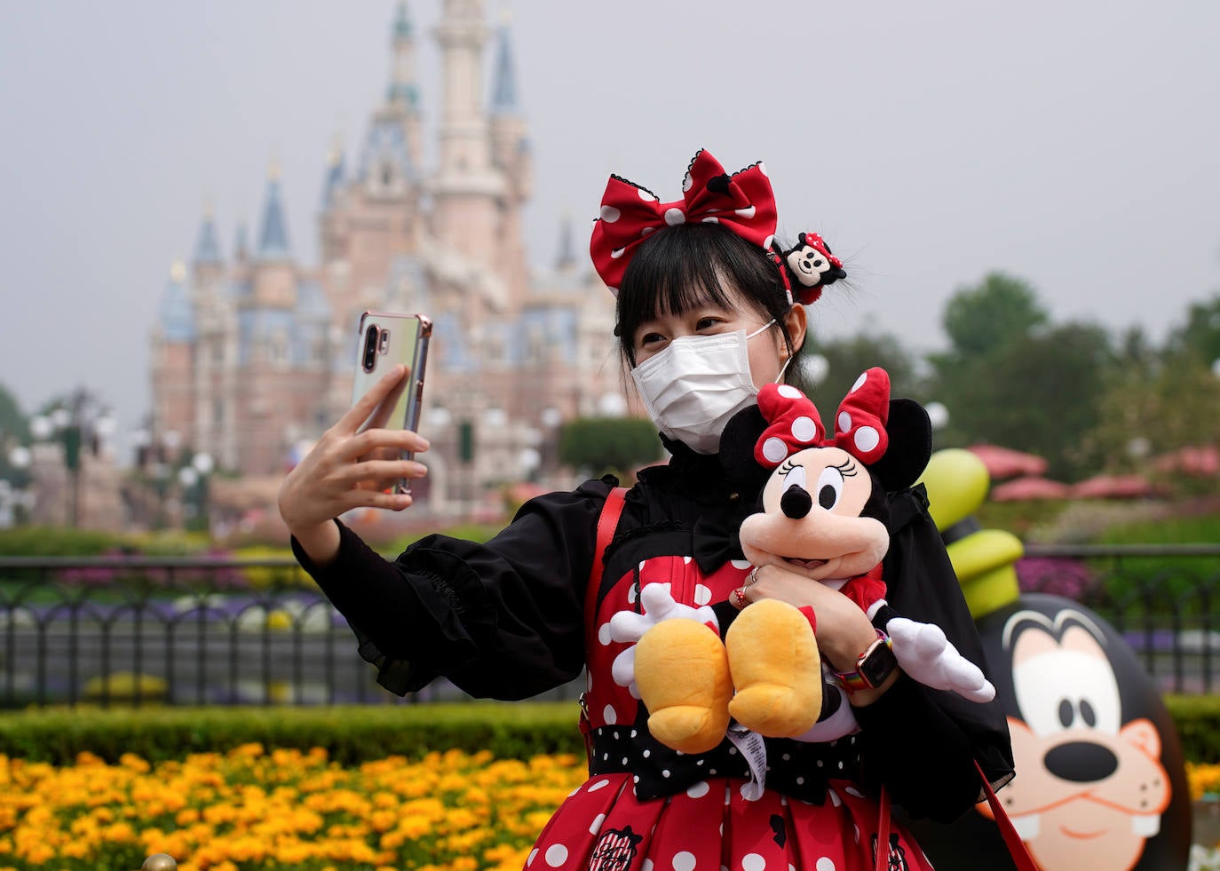 Disneyland Shanghái se ha convertido en el primer parque temático del mundo en retomar su actividad después del parón provocado por la crisis del coronavirus. La reapertura marcará las pautas en el resto de sus instalaciones en Estados Unidos, Francia y Asia, y se ha llevado a cabo con medidas de seguridad para evitar las aglomeraciones y contagios: aforo al 30% de su totalidad, bandas amarillas en los accesos para mantener la distancia mínima interpersonal, uso obligatorio de mascarilla y tomas de temperatura para clientes y empleados.