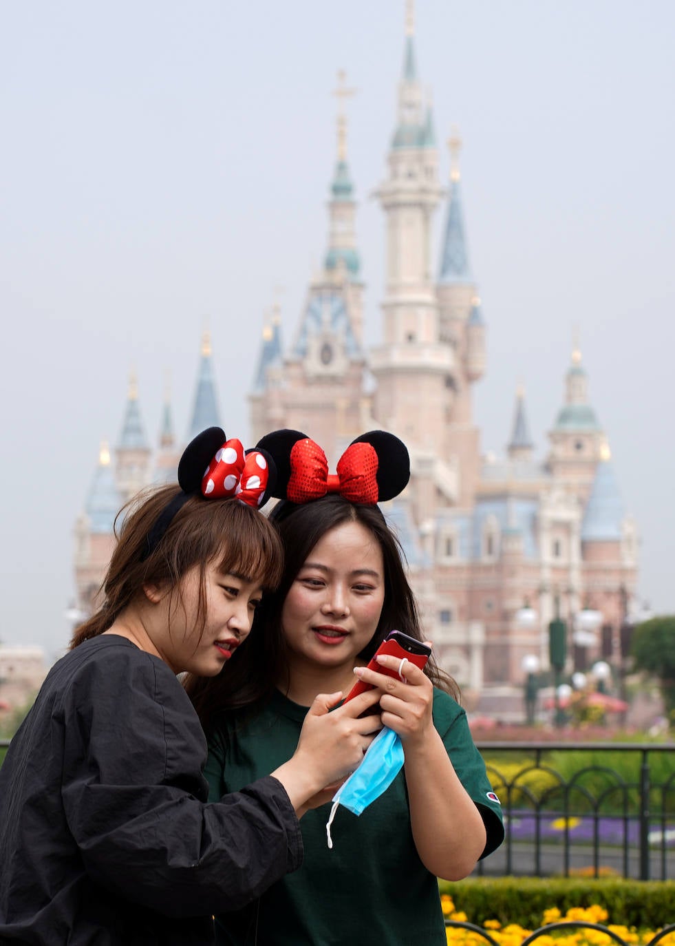 Disneyland Shanghái se ha convertido en el primer parque temático del mundo en retomar su actividad después del parón provocado por la crisis del coronavirus. La reapertura marcará las pautas en el resto de sus instalaciones en Estados Unidos, Francia y Asia, y se ha llevado a cabo con medidas de seguridad para evitar las aglomeraciones y contagios: aforo al 30% de su totalidad, bandas amarillas en los accesos para mantener la distancia mínima interpersonal, uso obligatorio de mascarilla y tomas de temperatura para clientes y empleados.