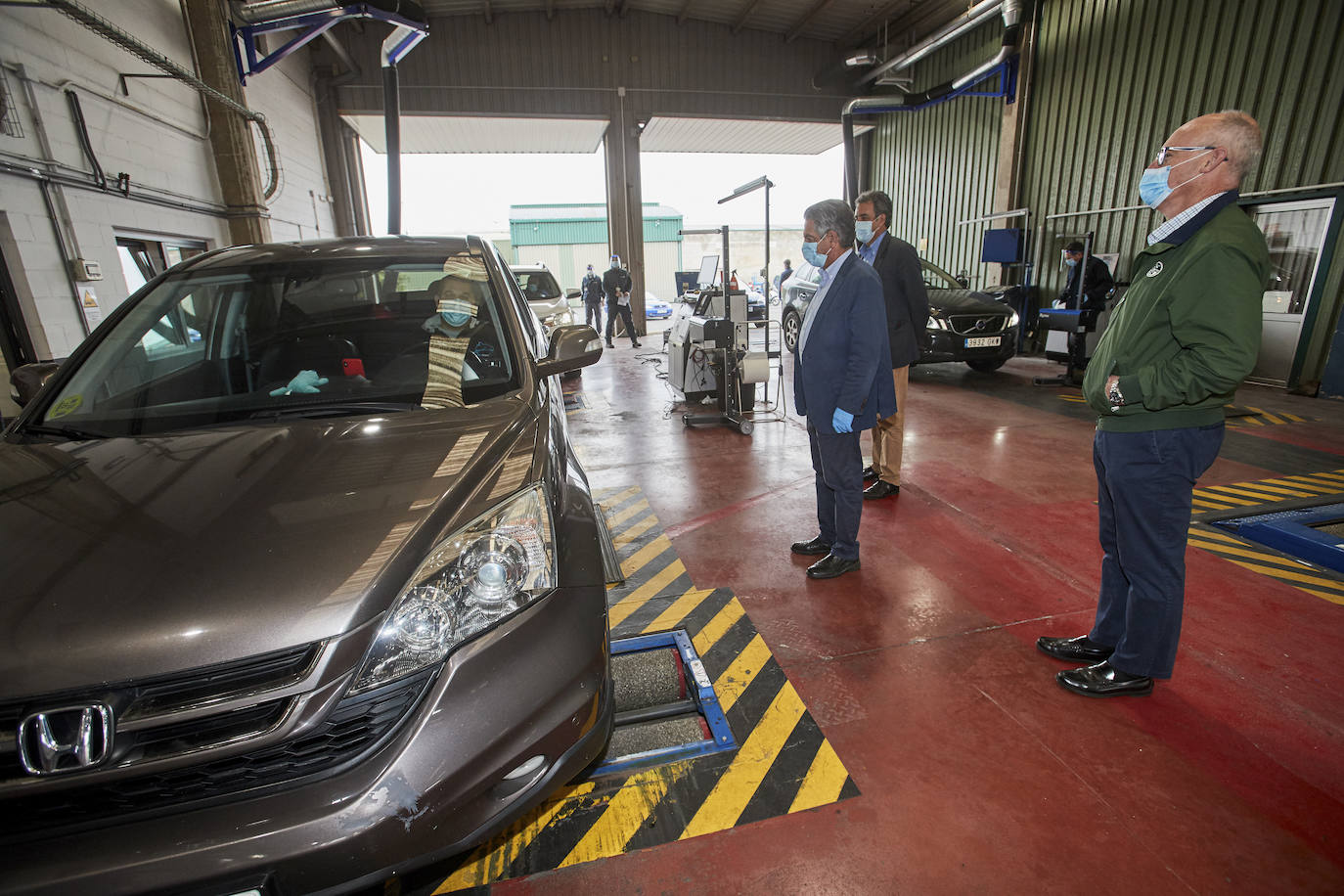 El jefe del Ejecutivo, Miguel Ángel Revilla, visitó ayer la estación ITV de Maliaño, que ya ha retomado la actividad junto con las otras siete estaciones que hay en la región