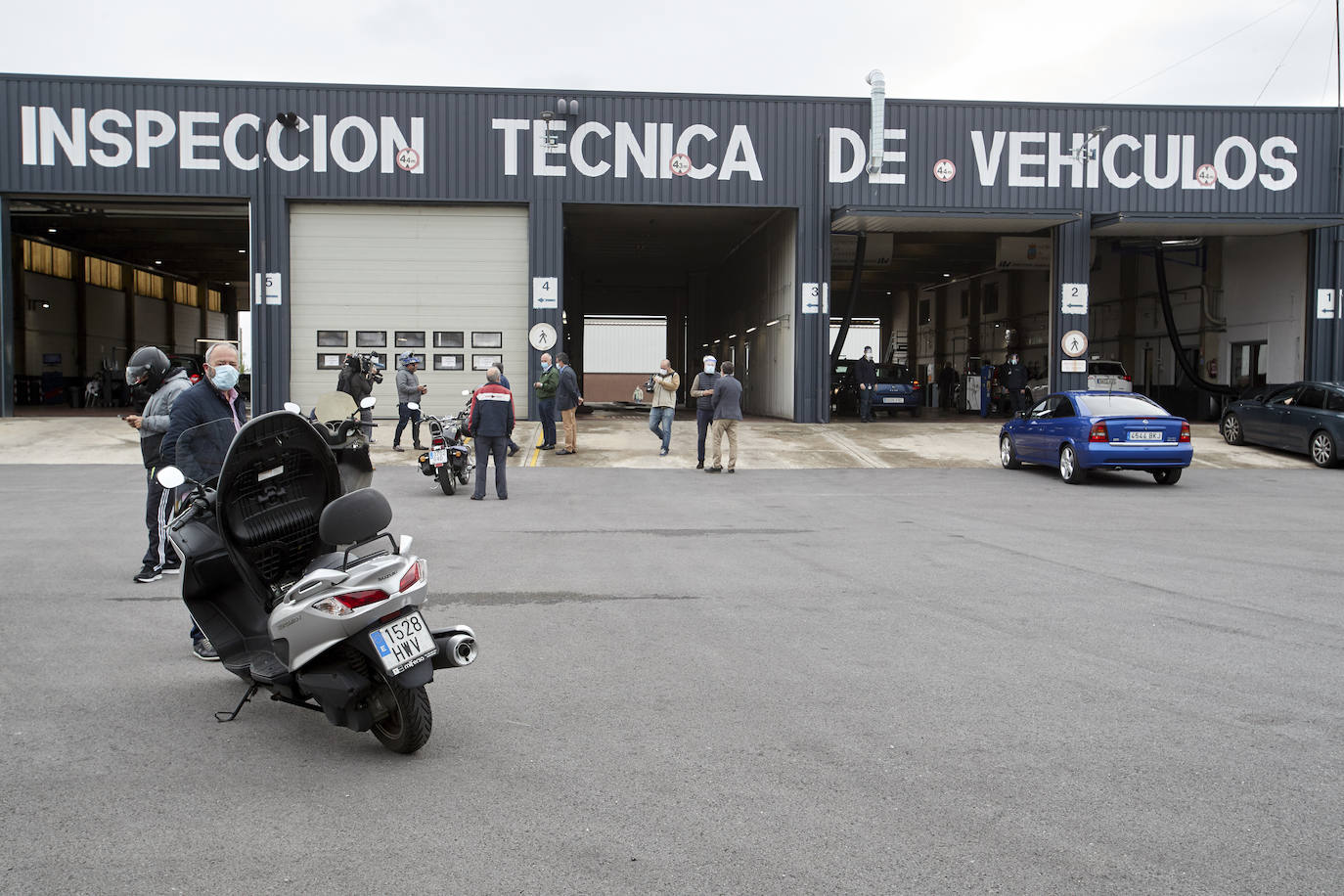 El jefe del Ejecutivo, Miguel Ángel Revilla, visitó ayer la estación ITV de Maliaño, que ya ha retomado la actividad junto con las otras siete estaciones que hay en la región