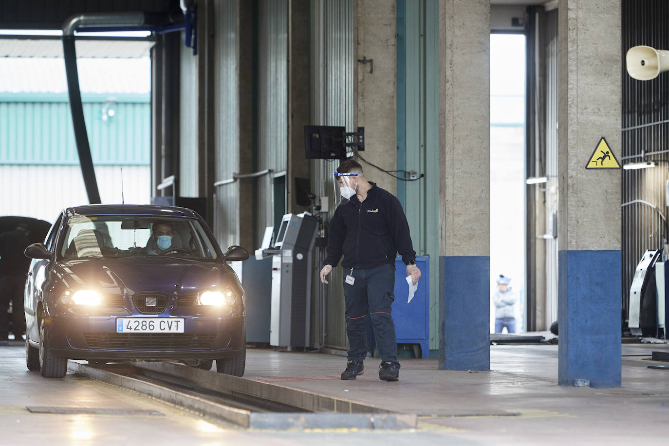 El jefe del Ejecutivo, Miguel Ángel Revilla, visitó ayer la estación ITV de Maliaño, que ya ha retomado la actividad junto con las otras siete estaciones que hay en la región