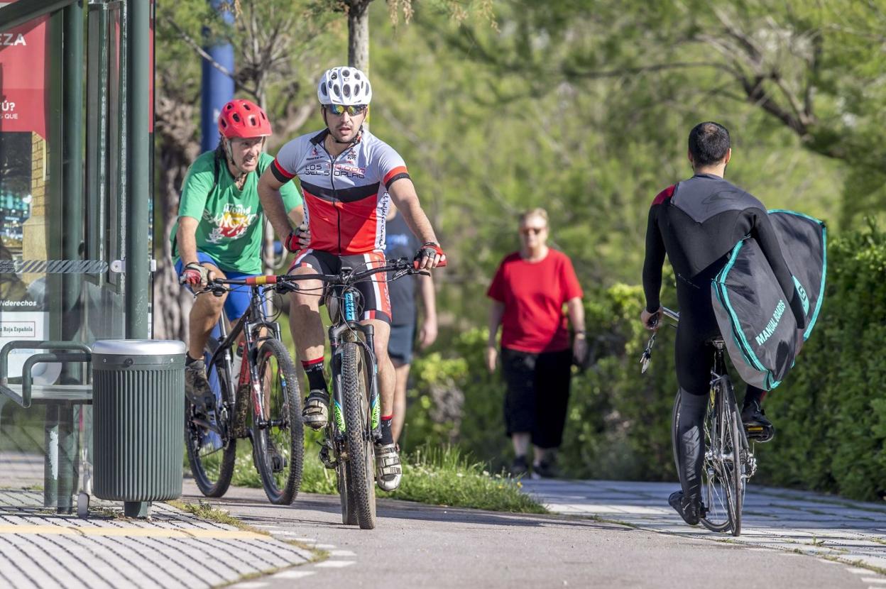 Una pareja de ciclistas aprovecha la franja horaria de la mañana para hacer deporte.