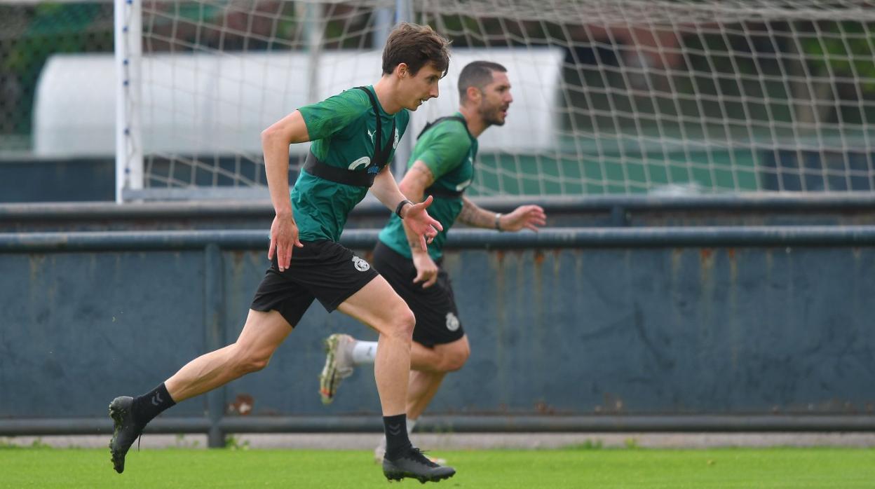 Guillermo y Cejudo realizan ejercicios ayer en las Instalaciones Nando Yosu de La Albericia. 