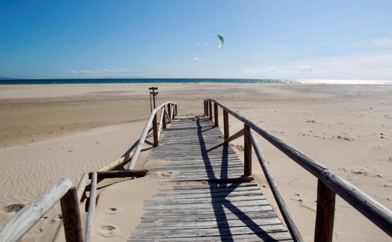 Playa de Valdevaqueros en Tarifa, Cádiz, totalmente vacía.