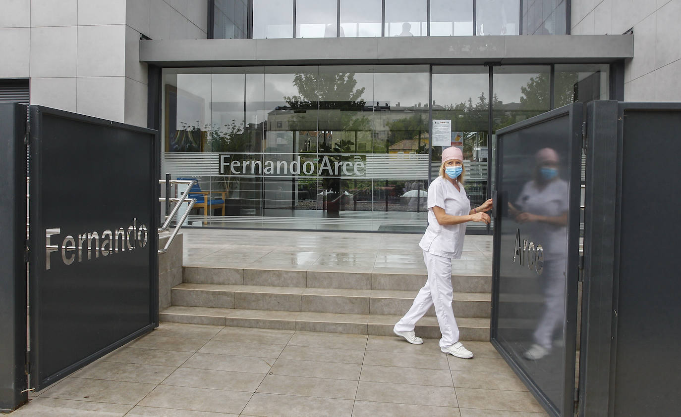 Fotos: «Emoción y pena» en la salida de los trabajadores de la Residencia Fernando Arce