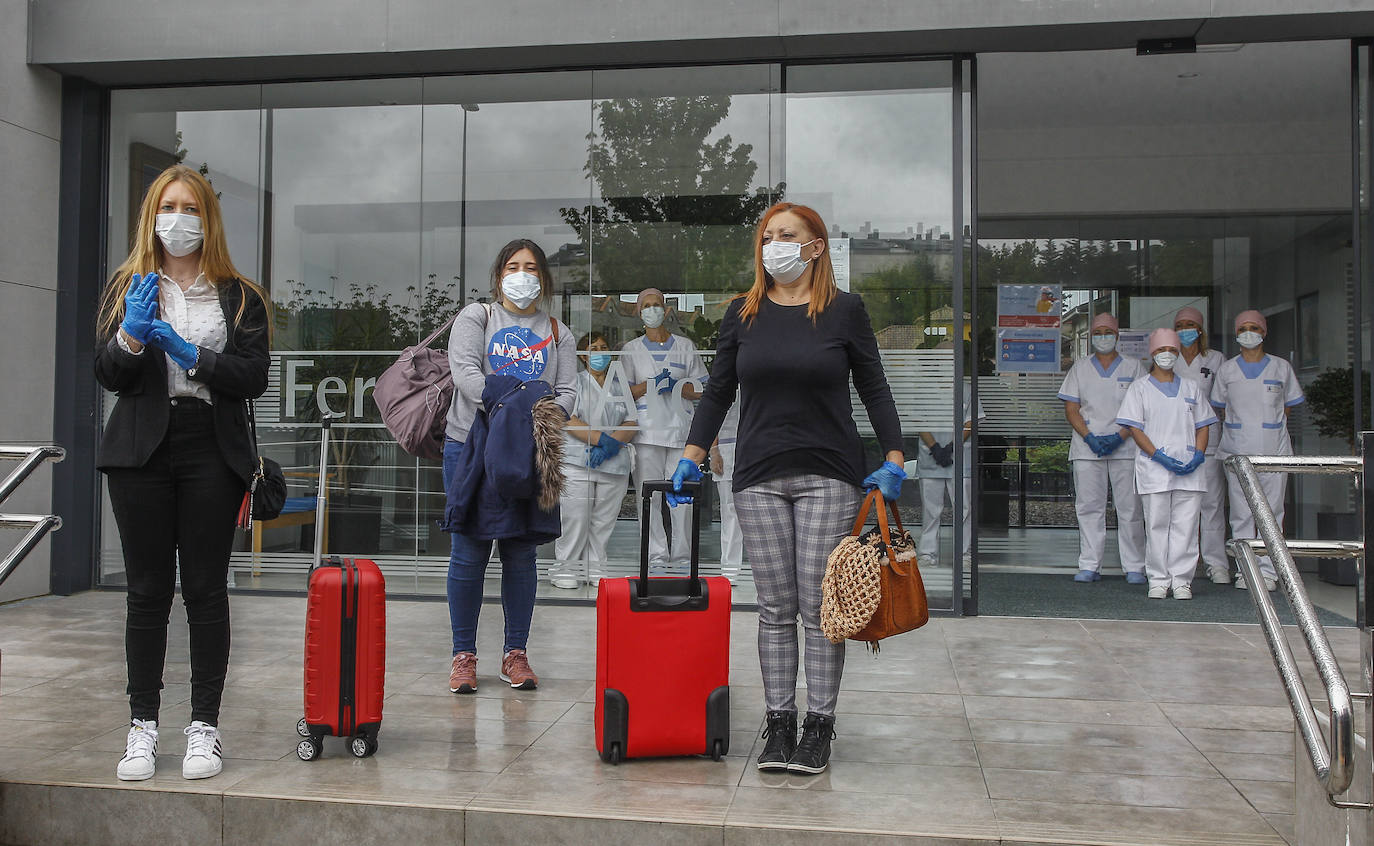 Fotos: «Emoción y pena» en la salida de los trabajadores de la Residencia Fernando Arce