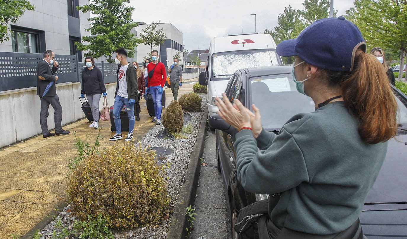 Fotos: «Emoción y pena» en la salida de los trabajadores de la Residencia Fernando Arce