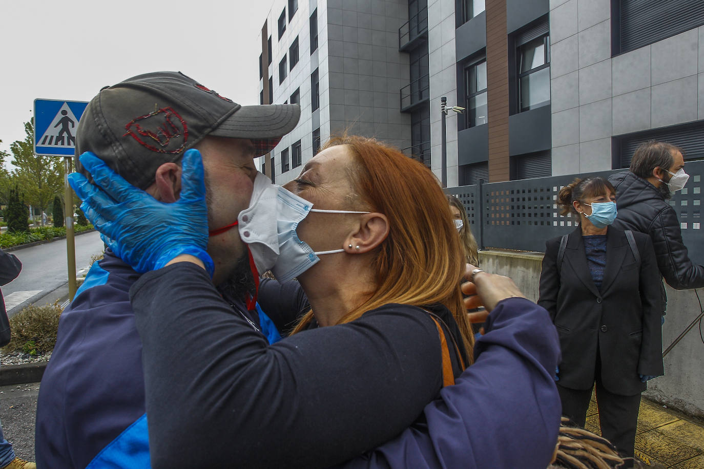 Fotos: «Emoción y pena» en la salida de los trabajadores de la Residencia Fernando Arce