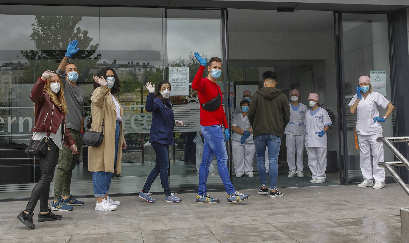 Fotos: «Emoción y pena» en la salida de los trabajadores de la Residencia Fernando Arce