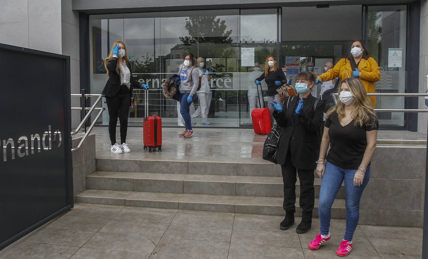 Fotos: «Emoción y pena» en la salida de los trabajadores de la Residencia Fernando Arce