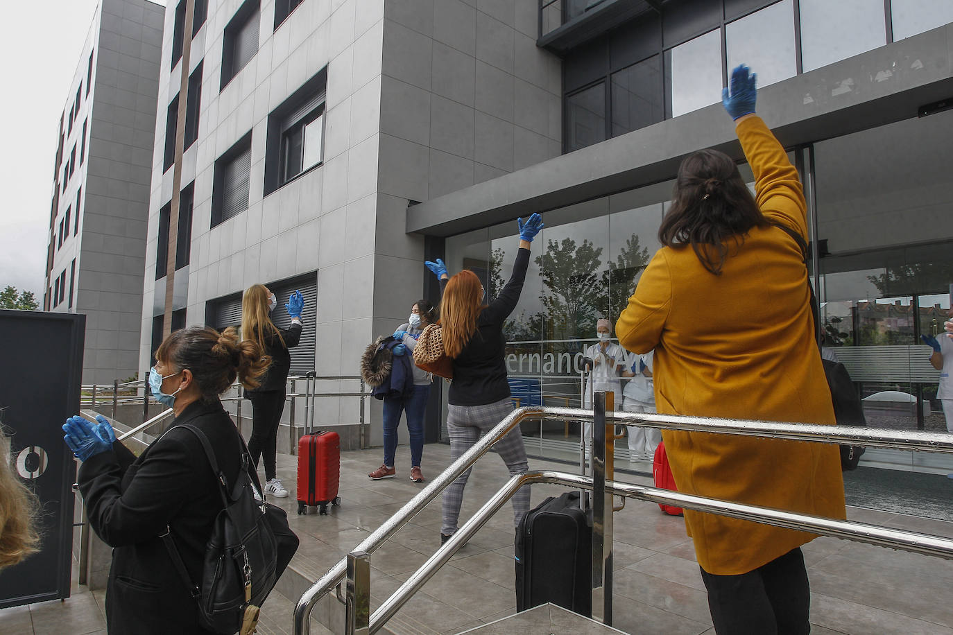 Fotos: «Emoción y pena» en la salida de los trabajadores de la Residencia Fernando Arce