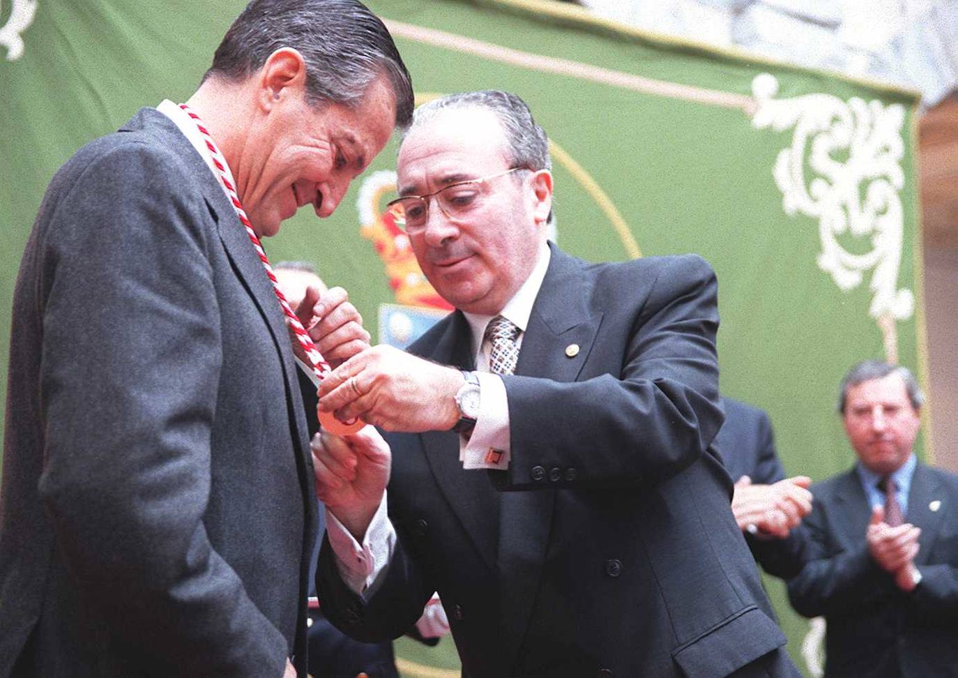 Adolfo Suárez, ex presidente del Gobierno, recibiendo la Medalla de Oro de la Asamblea Regional de Cantabria, de manos de su presidente Adolfo Pajares