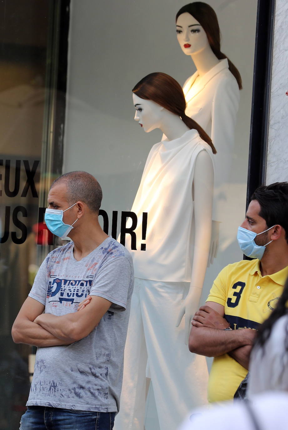 Fotos: Zara reabre sus tiendas en en Francia y Líbano con unas colas kilométricas sin distancia de seguridad