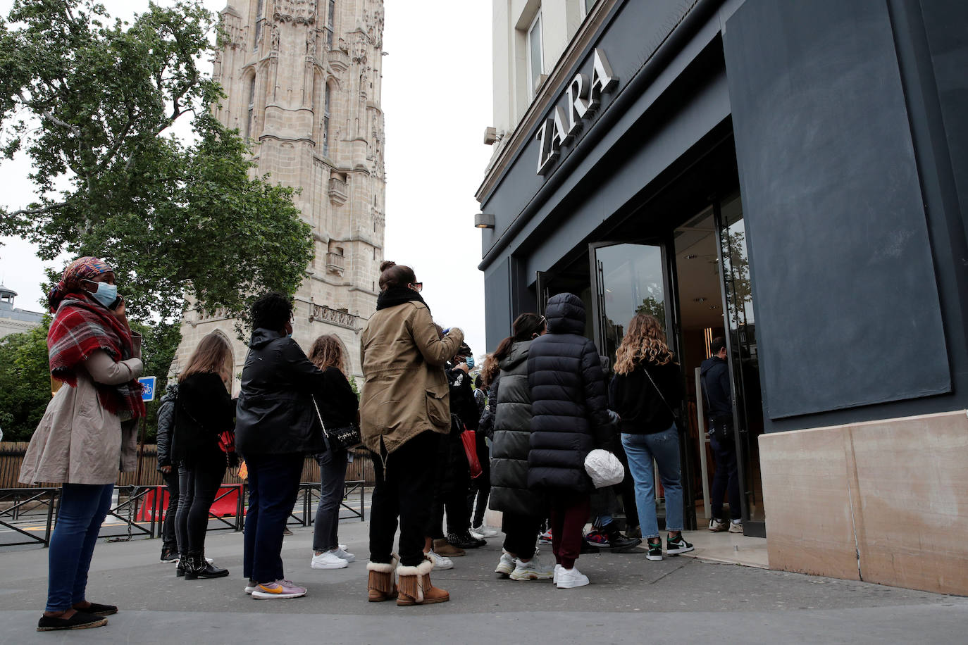 Fotos: Zara reabre sus tiendas en en Francia y Líbano con unas colas kilométricas sin distancia de seguridad