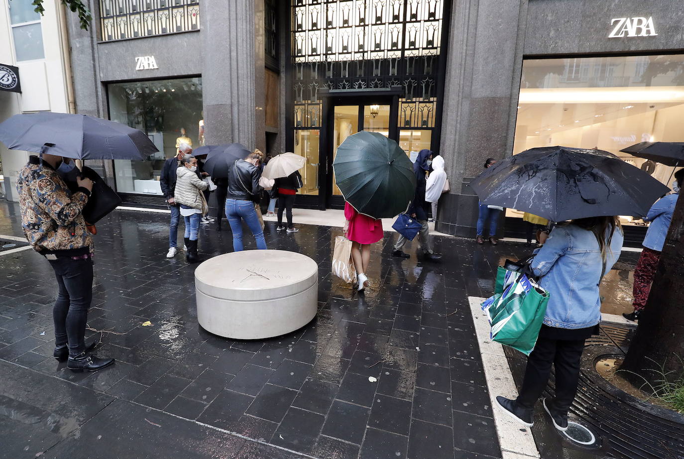 Fotos: Zara reabre sus tiendas en en Francia y Líbano con unas colas kilométricas sin distancia de seguridad