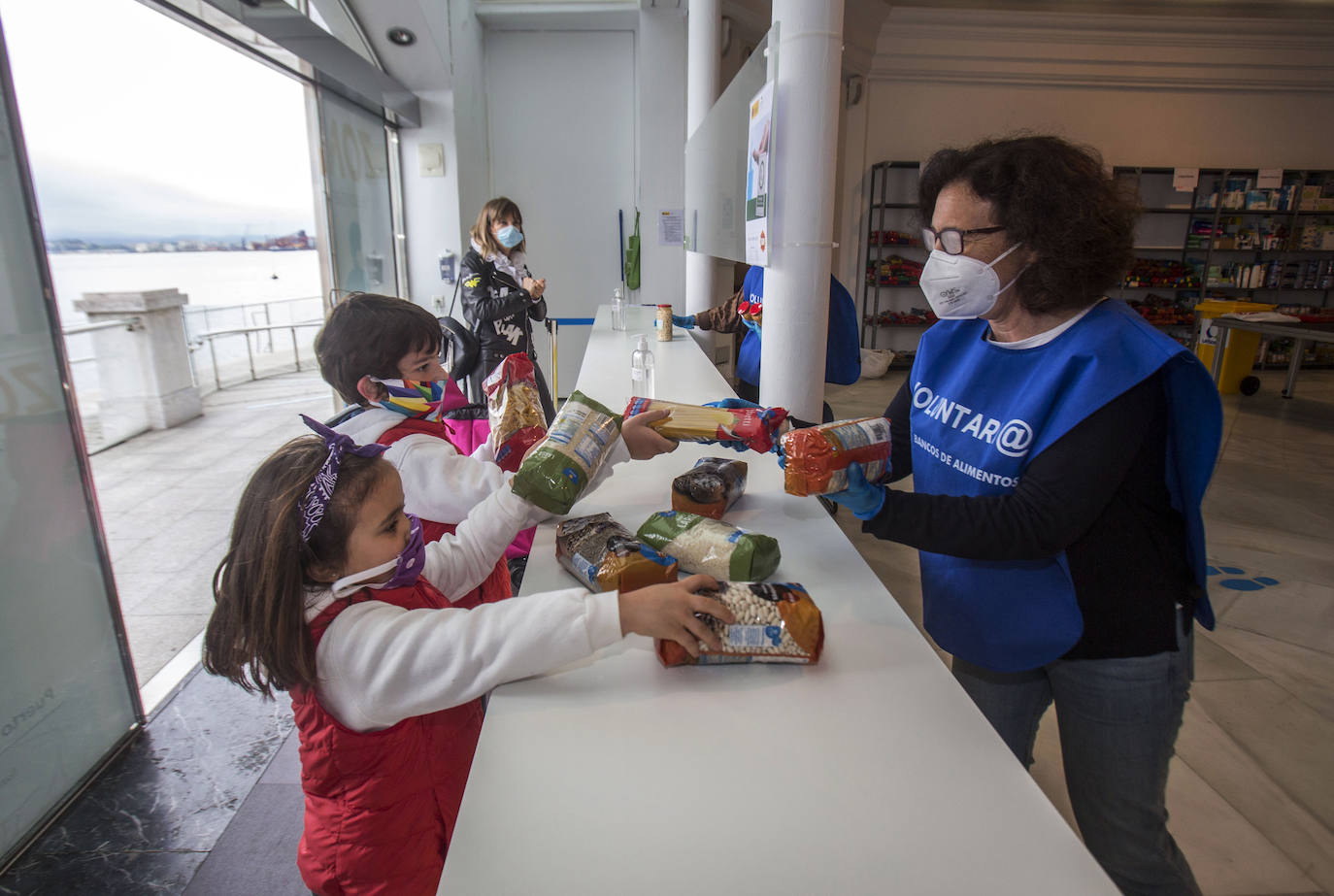 Fotos: El Palacete del Embarcadero recibe diariamente 1.500 kilos de productos para las familias más necesitadas de Cantabria