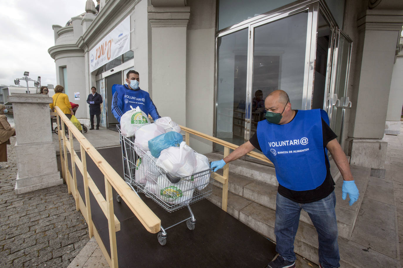 Fotos: El Palacete del Embarcadero recibe diariamente 1.500 kilos de productos para las familias más necesitadas de Cantabria